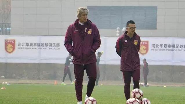 赌城拉斯维加斯的一家闻名赌场，近日决议举行一场奖金高达一万万美元的牌术角逐，此动静一经传出便颤动全美赌坛，来自全国各地的赌术高手纷纭蠢蠢欲动、堆积到此地，意图一决高低。前来加入角逐的赌坛大师们不但赌术上个个身手非凡，个性方面也光怪陆离，此中有以宰牲为乐的赌坛名将德国佬(沃纳·赫尔佐格饰)，身为五个孩子的母亲的职业牌手蕾恩(切瑞尔·海尼斯饰)，同为职业牌手、为与mm蕾恩比拼赌术而特来参赛的拉里(年夜卫·克罗斯饰)，有着轻细精力题目和严重自闭症、但却被公以为数学天才的哈罗德(克利斯·帕内尔饰)，因夺得一场在线牌局的冠军而取得此次角逐的进场卷、实在对真实牌局一无所知的安迪(理查德·凯德)，还有从祖父担当来年夜名鼎鼎的兔脚赌场、此刻却因年夜量欠债而不能不亲身加入角逐的赌场老板独眼龙杰克(伍迪·哈里森饰)...各路高手齐聚赌场，个个对一万万美元虎视眈眈，在这场势均力敌的最终较劲中，不但牌局自己出色纷呈，高手们言语之间的黑暗较劲也火花四射、笑料迭出，毕竟年夜奖花落谁家，还要看最后一场最终牌局的成果。